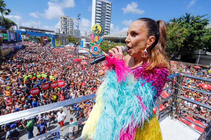 Ivete Sangalo agita fãs no último dia de festa no circuito Osmar