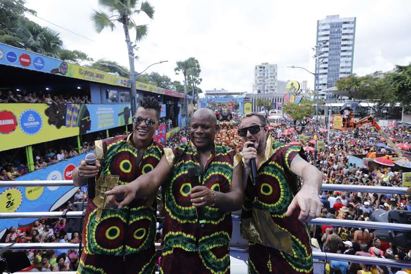 O bloco afro Olodum arrasta uma multidão no Circuito Osmar. 
